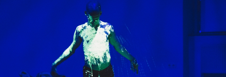 Picture: Michael Turinsky in ‘Second Skin – Turn the Beat around’ at Tanzquartier, Vienna (© Rafael Stiborek, courtesy of the artist)