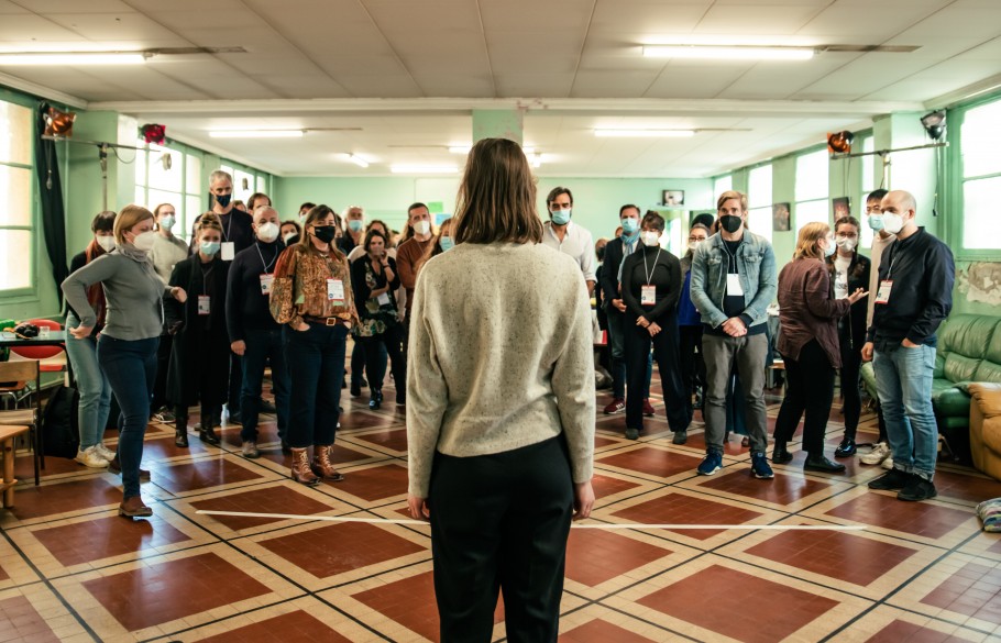 Participant of IETM Lyon 2021 standing in front of a crowd